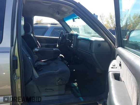 2002 Chevrolet Silverado 2500HD LS z VIN 1GCHK29U52E100907, wystawiony jako IAAI lot #43367324 z przebiegiem 119 213 mil mil oraz . Historia ofert i sprzedaży dostępna na DreamBid. Obrazek 5.