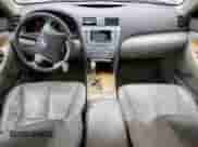 2007 Toyota Camry XLE z VIN 4T1BK46K67U035076, wystawiony jako Copart lot #89901475 z przebiegiem 133 668 mil mil oraz Czysty tytuł • Clean title. Historia ofert i sprzedaży dostępna na DreamBid. Obrazek 8.