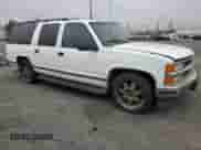 1998 Chevrolet Suburban z VIN 3GNEC16R1WG114237, wystawiony jako Copart lot #53215835 z przebiegiem 330 054 mil mil oraz Czysty tytuł • Clean title. Historia ofert i sprzedaży dostępna na DreamBid. Obrazek 4.