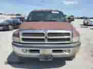 2001 Dodge 1500 z VIN 3B7HF13YX1G179069, wystawiony jako Copart lot #70559625 z przebiegiem 64 211 mil mil oraz Czysty tytuł • Clean title. Historia ofert i sprzedaży dostępna na DreamBid. Obrazek 5.