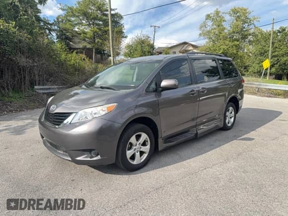 2013 Toyota Sienna LE AAS с VIN 5TDKK3DC6DS305613, выставлен на аукционе Copart как лот 86522905 с пробегом 87 785 миль миль и Чистый • Clean title. История ставок и продаж доступна на DreamBid. Изображение 2.