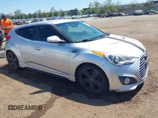 2013 Hyundai Veloster Turbo с VIN KMHTC6AE2DU147433, выставлен на аукционе IAAI как лот 42239672 с пробегом 130 640 миль миль и . История ставок и продаж доступна на DreamBid. Изображение 1.
