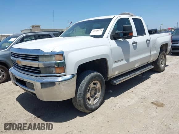 2015 Chevrolet Silverado 2500HD Work Truck z VIN 1GC2KUEG0FZ536905, wystawiony jako IAAI lot #42828973 z przebiegiem 311 106 mil mil oraz . Historia ofert i sprzedaży dostępna na DreamBid. Obrazek 16.