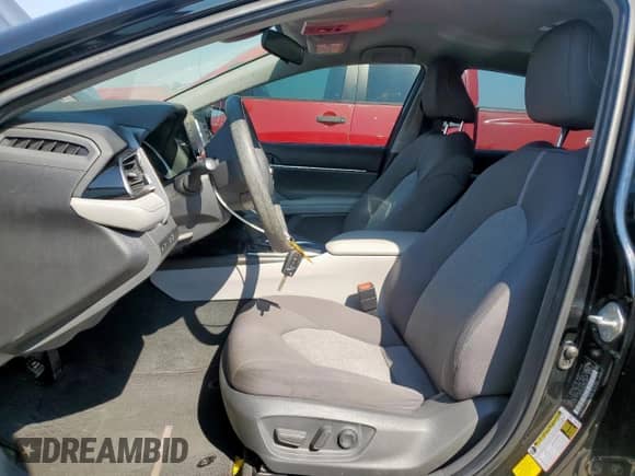 2021 Toyota Camry LE z VIN 4T1C11AK8MU586490, wystawiony jako Copart lot #81323625 z przebiegiem 70 716 mil mil oraz Szkoda całkowita • Salvage title. Historia ofert i sprzedaży dostępna na DreamBid. Obrazek 7.