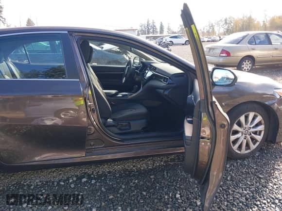 2019 Toyota Camry SE z VIN 4T1B11HK3KU188960, wystawiony jako IAAI lot #43407403 z przebiegiem 97 496 mil mil oraz . Historia ofert i sprzedaży dostępna na DreamBid. Obrazek 5.