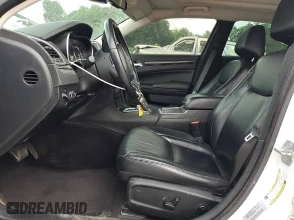 2017 Chrysler 300 Limited z VIN 2C3CCARG1HH585936, wystawiony jako Copart lot #68177345 z przebiegiem 100 627 mil mil oraz Szkoda całkowita • Salvage title. Historia ofert i sprzedaży dostępna na DreamBid. Obrazek 7.