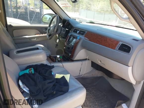 2008 Chevrolet Suburban 3LT z VIN 1GNFK16368J138876, wystawiony jako IAAI lot #42039588 z przebiegiem 318 374 mil mil oraz . Historia ofert i sprzedaży dostępna na DreamBid. Obrazek 5.