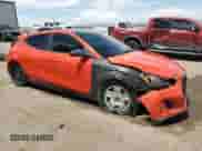 2019 Hyundai Veloster Turbo R-Spec z VIN KMHTH6AB9KU005682, wystawiony jako Copart lot #59698485 z przebiegiem 77 171 mil mil oraz Szkoda całkowita • Salvage title. Historia ofert i sprzedaży dostępna na DreamBid. Obrazek 4.