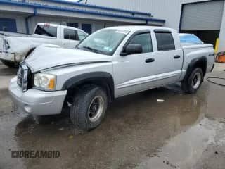 2005 Dodge Dakota Laramie z VIN 1D7HW58N95S200293, wystawiony jako Copart lot #56053075 z przebiegiem 104 769 mil mil oraz Szkoda całkowita • Salvage title. Historia ofert i sprzedaży dostępna na DreamBid. Obrazek 1.