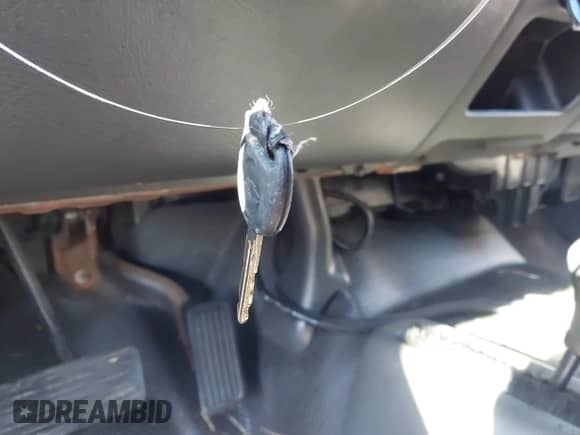 2005 Chevrolet Silverado 1500 Work Truck z VIN 1GCEK19V35E113357, wystawiony jako IAAI lot #43552224 z przebiegiem 217 224 mil mil oraz . Historia ofert i sprzedaży dostępna na DreamBid. Obrazek 11.