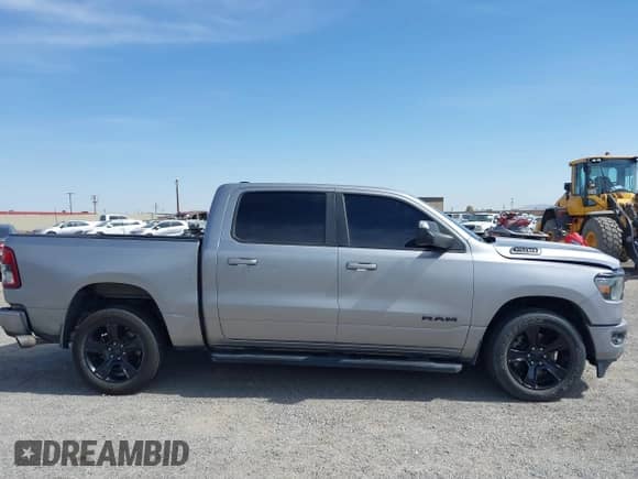 2022 Ram 1500 Big Horn z VIN 1C6RREFT3NN157681, wystawiony jako IAAI lot #42358287 z przebiegiem 106 659 mil mil oraz . Historia ofert i sprzedaży dostępna na DreamBid. Obrazek 13.