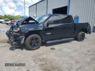 2017 Chevrolet Silverado 1500 LTZ z VIN 3GCUKSEJXHG108156, wystawiony jako Copart lot #69384315 z przebiegiem 124 939 mil mil oraz Szkoda całkowita • Salvage title. Historia ofert i sprzedaży dostępna na DreamBid. Obrazek 1.