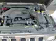 2021 Jeep Wrangler Unlimited Sahara Altitude z VIN 1C4HJXEM0MW561242, wystawiony jako Copart lot #65430925 z przebiegiem 60 635 mil mil oraz Szkoda całkowita • Salvage title. Historia ofert i sprzedaży dostępna na DreamBid. Obrazek 13.