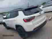 2019 Jeep Compass Altitude z VIN 3C4NJCBB5KT615720, wystawiony jako IAAI lot #42148757 z przebiegiem 205 016 mil mil oraz . Historia ofert i sprzedaży dostępna na DreamBid. Obrazek 3.