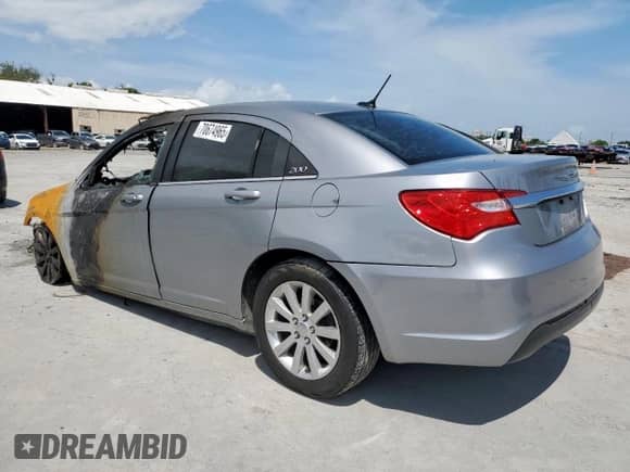 2013 Chrysler 200 Touring z VIN 1C3CCBBB6DN688727, wystawiony jako Copart lot #70674965 z przebiegiem Nie podano mil oraz Nie do naprawy • Non repairable. Historia ofert i sprzedaży dostępna na DreamBid. Obrazek 2.