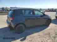 2014 Chevrolet Sonic LT z VIN 1G1JD6SB9E4155908, wystawiony jako Copart lot #61149064 z przebiegiem 62 388 mil mil oraz Szkoda całkowita • Salvage title. Historia ofert i sprzedaży dostępna na DreamBid. Obrazek 3.