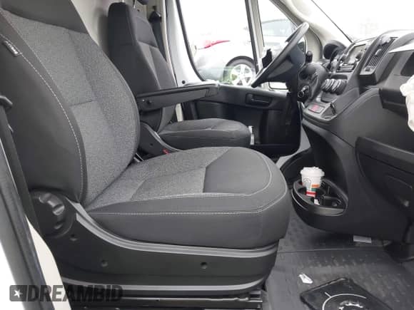 2018 Ram ProMaster Cargo z VIN 3C6URVJG7JE128140, wystawiony jako IAAI lot #42174435 z przebiegiem 101 826 mil mil oraz . Historia ofert i sprzedaży dostępna na DreamBid. Obrazek 5.