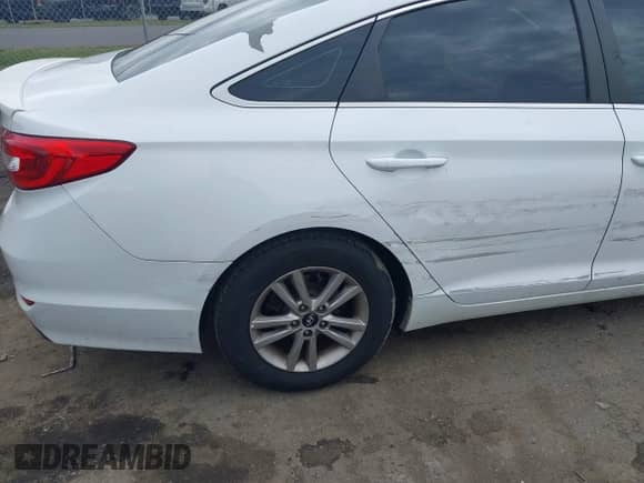 2017 Hyundai Sonata SE z VIN 5NPE24AF5HH581648, wystawiony jako IAAI lot #43288707 z przebiegiem 130 477 mil mil oraz . Historia ofert i sprzedaży dostępna na DreamBid. Obrazek 6.