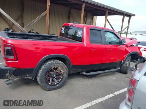 2019 Ram 1500 Rebel z VIN 1C6SRFET2KN599078, wystawiony jako IAAI lot #42103697 z przebiegiem 88 986 mil mil oraz . Historia ofert i sprzedaży dostępna na DreamBid. Obrazek 13.