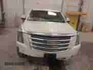 2015 Cadillac Escalade Platinum z VIN 1GYS4PKJ7FR594810, wystawiony jako IAAI lot #41246236 z przebiegiem 132 886 mil mil oraz . Historia ofert i sprzedaży dostępna na DreamBid. Obrazek 6.