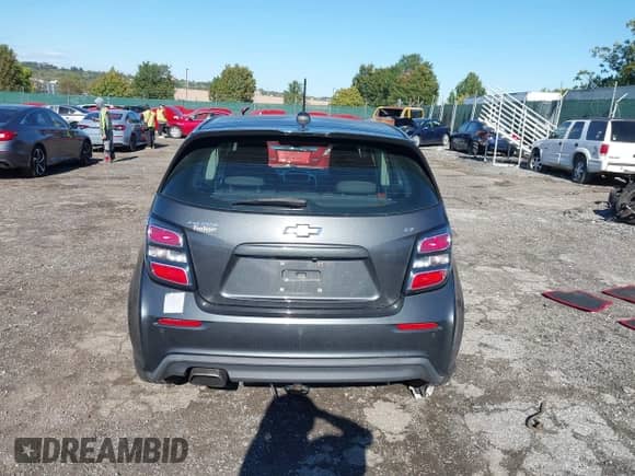 2017 Chevrolet Sonic LT z VIN 1G1JD6SG2H4153160, wystawiony jako IAAI lot #43408592 z przebiegiem 91 510 mil mil oraz . Historia ofert i sprzedaży dostępna na DreamBid. Obrazek 16.