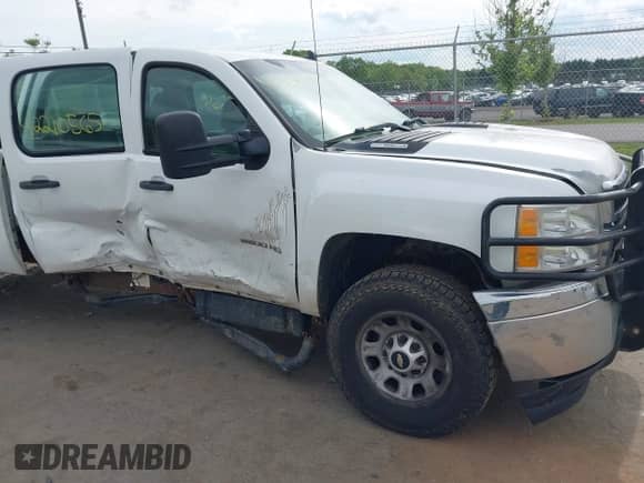 2013 Chevrolet Silverado 2500HD Work Truck z VIN 1GC1KVC85DF201179, wystawiony jako IAAI lot #42210565 z przebiegiem 236 384 mil mil oraz . Historia ofert i sprzedaży dostępna na DreamBid. Obrazek 6.