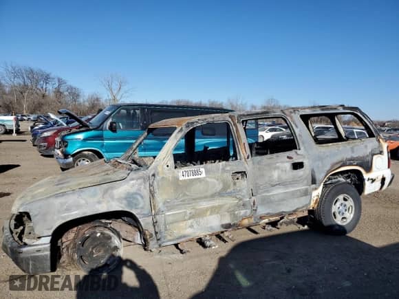 2004 Chevrolet Suburban LS с VIN 1GNFK16ZX4J106303, выставлен на аукционе Copart как лот 47078885 с пробегом Не указан миль и На запчасти • Non repairable. История ставок и продаж доступна на DreamBid. Изображение 1.