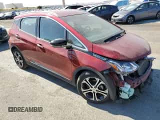 2018 Chevrolet Bolt EV Premier z VIN 1G1FX6S00J4138999, wystawiony jako Copart lot #56702623 z przebiegiem 36 684 mil mil oraz . Historia ofert i sprzedaży dostępna na DreamBid. Obrazek 4.