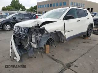 2018 Jeep Compass Sport z VIN 3C4NJCAB8JT303682, wystawiony jako Copart lot #69050695 z przebiegiem Nie podano mil oraz Szkoda całkowita • Salvage title. Historia ofert i sprzedaży dostępna na DreamBid. Obrazek 1.