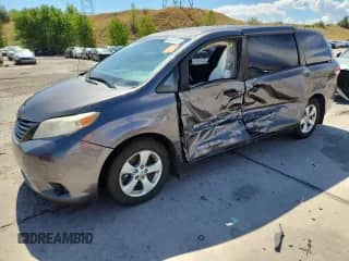 2013 Toyota Sienna L с VIN 5TDZK3DC9DS310464, выставлен на аукционе Copart как лот 69515795 с пробегом Не указан миль и Списание • Salvage title. История ставок и продаж доступна на DreamBid. Изображение 1.