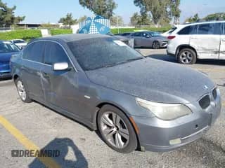 2010 BMW 5 Series 528i z VIN WBANU5C5XAC128449, wystawiony jako IAAI lot #43295875 z przebiegiem 200 645 mil mil oraz . Historia ofert i sprzedaży dostępna na DreamBid. Obrazek 1.