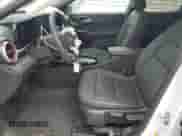 2025 Chevrolet Trax 2RS z VIN KL77LJEP2SC163278, wystawiony jako Copart lot #67662065 z przebiegiem 1 903 mil mil oraz Szkoda całkowita • Salvage title. Historia ofert i sprzedaży dostępna na DreamBid. Obrazek 7.