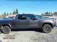 2021 Toyota Tacoma SR5 z VIN 3TMDZ5BN4MM106371, wystawiony jako IAAI lot #43451030 z przebiegiem 47 236 mil mil oraz . Historia ofert i sprzedaży dostępna na DreamBid. Obrazek 13.