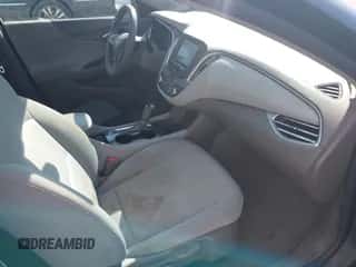 2018 Chevrolet Malibu LS z VIN 1G1ZB5ST9JF259017, wystawiony jako IAAI lot #43317026 z przebiegiem 79 956 mil mil oraz . Historia ofert i sprzedaży dostępna na DreamBid. Obrazek 5.