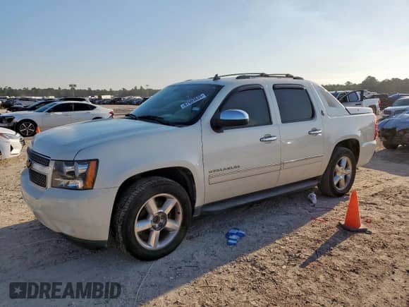 2013 Chevrolet Avalanche LTZ z VIN 3GNMCGE05DG336438, wystawiony jako Copart lot #67603635 z przebiegiem 166 913 mil mil oraz Szkoda całkowita • Salvage title. Historia ofert i sprzedaży dostępna na DreamBid. Obrazek 1.