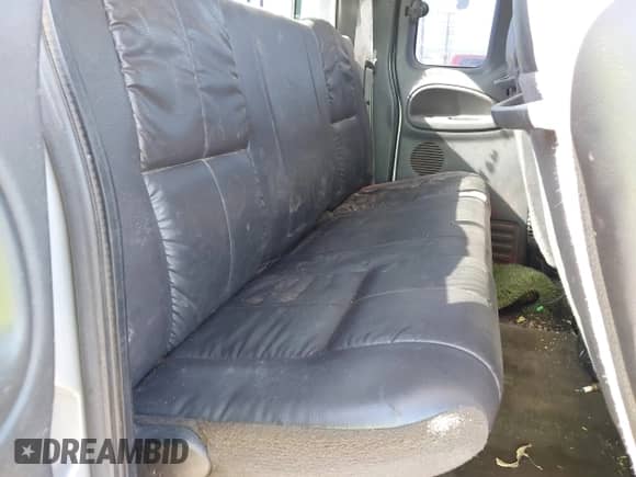2000 Dodge 1500 with VIN 1B7HC13Z3YJ180591, listed as a IAAI auction lot 43190135 with 272,911 mi miles and . Bid and sale history available at DreamBid. Image 8.