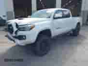 2022 Toyota Tacoma SR5 z VIN 3TYDZ5BN2NT007103, wystawiony jako IAAI lot #42782659 z przebiegiem 118 823 mil mil oraz . Historia ofert i sprzedaży dostępna na DreamBid. Obrazek 17.