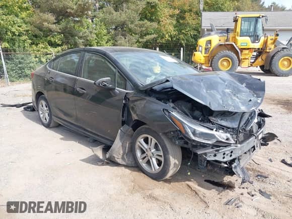 2018 Chevrolet Cruze LT z VIN 1G1BE5SM7J7197502, wystawiony jako IAAI lot #43222022 z przebiegiem 95 060 mil mil oraz . Historia ofert i sprzedaży dostępna na DreamBid. Obrazek 1.