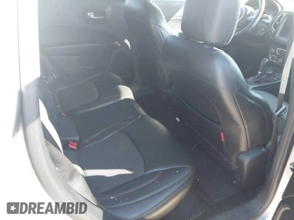 2018 Jeep Compass Trailhawk z VIN 3C4NJDDB9JT199074, wystawiony jako IAAI lot #43419629 z przebiegiem 81 126 mil mil oraz . Historia ofert i sprzedaży dostępna na DreamBid. Obrazek 8.