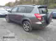 2009 Toyota RAV4 Sport z VIN JTMBF32V59D013768, wystawiony jako IAAI lot #43571016 z przebiegiem 177 625 mil mil oraz . Historia ofert i sprzedaży dostępna na DreamBid. Obrazek 3.