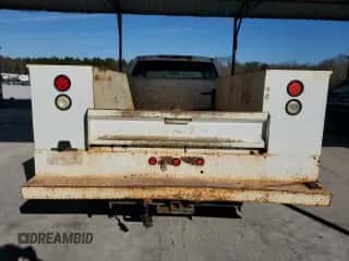 2006 Chevrolet Silverado 3500 z VIN 1GBJC33D26F186405, wystawiony jako Copart lot #89281355 z przebiegiem 444 944 mil mil oraz Czysty tytuł • Clean title. Historia ofert i sprzedaży dostępna na DreamBid. Obrazek 6.