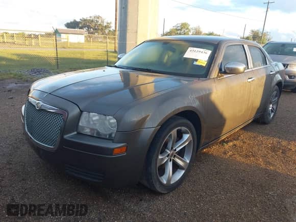 2008 Chrysler 300 LX with VIN 2C3KA43R18H141663, listed as a IAAI auction lot 43129436 with 207,552 mi miles and . Bid and sale history available at DreamBid. Image 2.