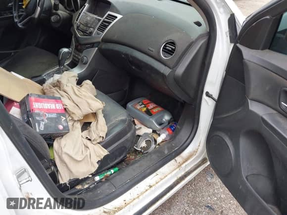 2013 Chevrolet Cruze 2LT z VIN 1G1PE5SB0D7320677, wystawiony jako IAAI lot #42141578 z przebiegiem Nie podano mil oraz . Historia ofert i sprzedaży dostępna na DreamBid. Obrazek 5.