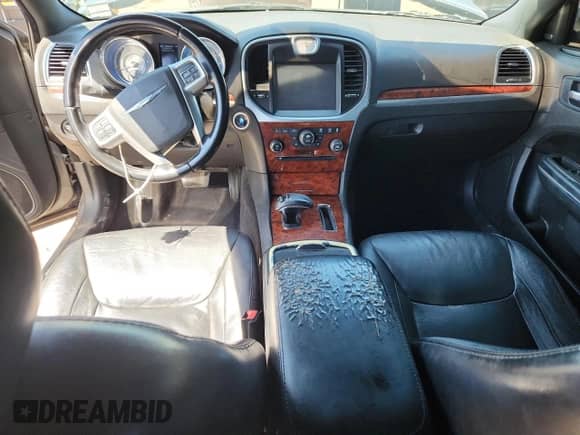 2012 Chrysler 300 Limited с VIN 2C3CCACG5CH250261, выставлен на аукционе Copart как лот 71208735 с пробегом 204 553 миль миль и Списание • Salvage title. История ставок и продаж доступна на DreamBid. Изображение 8.