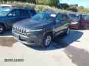 2014 Jeep Cherokee Latitude z VIN 1C4PJMCS3EW203811, wystawiony jako IAAI lot #43485562 z przebiegiem 152 937 mil mil oraz . Historia ofert i sprzedaży dostępna na DreamBid. Obrazek 2.