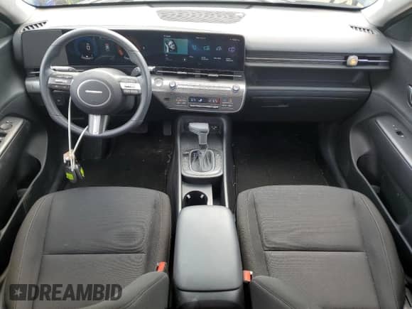 2024 Hyundai Kona SEL с VIN KM8HBCAB2RU139563, выставлен на аукционе Copart как лот 67428135 с пробегом 18 123 миль миль и Чистый • Clean title. История ставок и продаж доступна на DreamBid. Изображение 8.