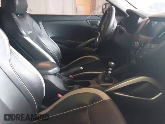 2013 Hyundai Veloster Turbo с VIN KMHTC6AE6DU079671, выставлен на аукционе IAAI как лот 43577765 с пробегом 139 477 миль миль и . История ставок и продаж доступна на DreamBid. Изображение 5.