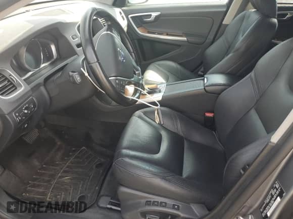 2017 Volvo S60 Inscription Platinum z VIN LYV402TM8HB143000, wystawiony jako Copart lot #80237205 z przebiegiem 72 098 mil mil oraz Szkoda całkowita • Salvage title. Historia ofert i sprzedaży dostępna na DreamBid. Obrazek 7.