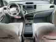 2011 Toyota Sienna LE z VIN 5TDKK3DC9BS047018, wystawiony jako Copart lot #82652505 z przebiegiem 151 351 mil mil oraz Czysty tytuł • Clean title. Historia ofert i sprzedaży dostępna na DreamBid. Obrazek 8.