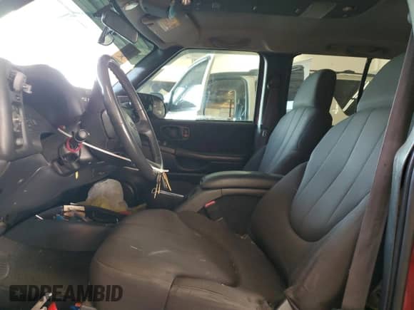 2004 Chevrolet S-10 LS z VIN 1GCDT13X04K127820, wystawiony jako Copart lot #80686315 z przebiegiem 114 224 mil mil oraz Nie do naprawy • Non repairable. Historia ofert i sprzedaży dostępna na DreamBid. Obrazek 7.